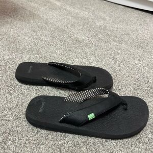 Sanuk Black Flip Flop Sandals with Subtle Patterned Straps